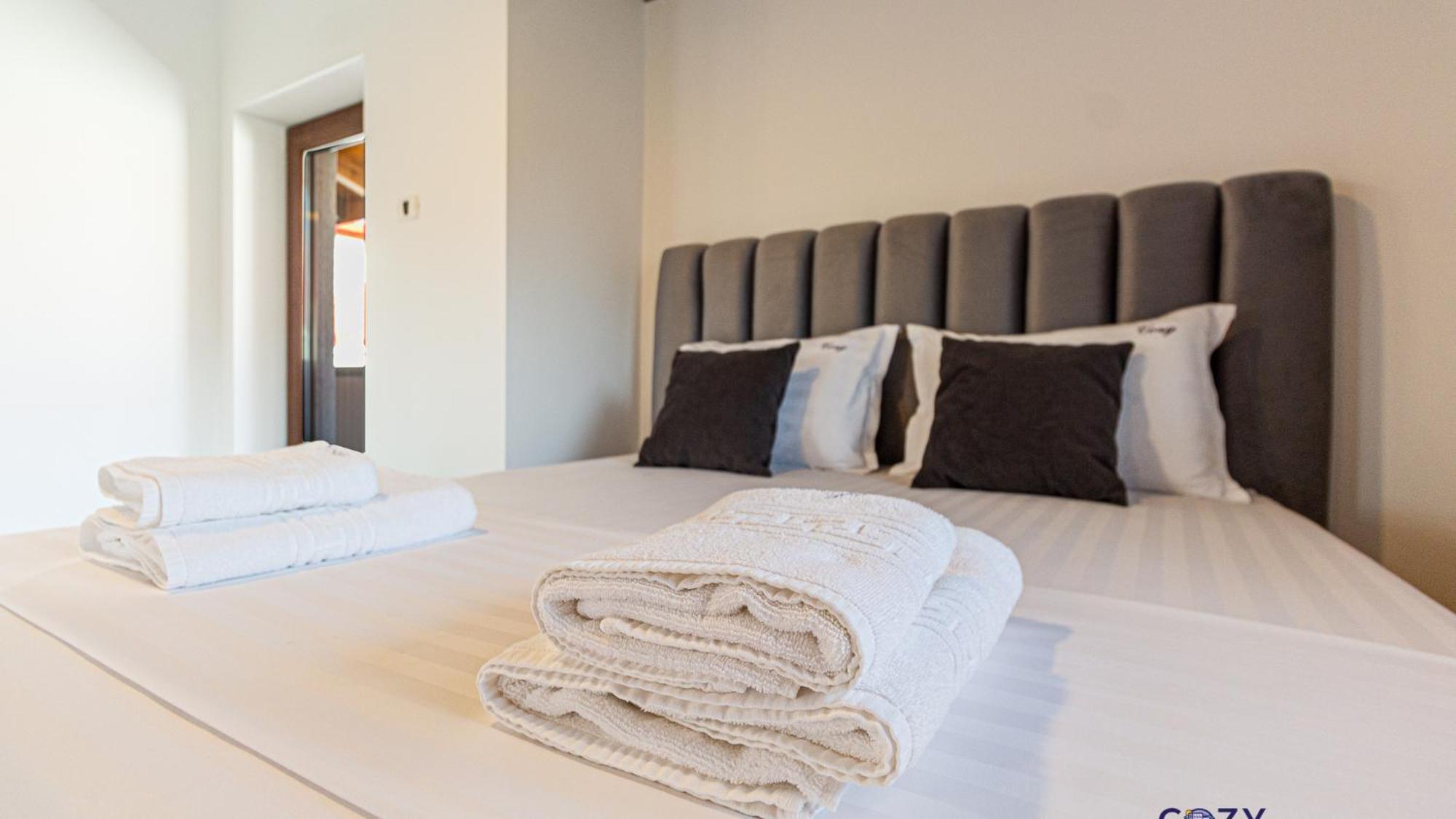 Cozy Brand New Boutique Aparthotel Braşov Buitenkant foto